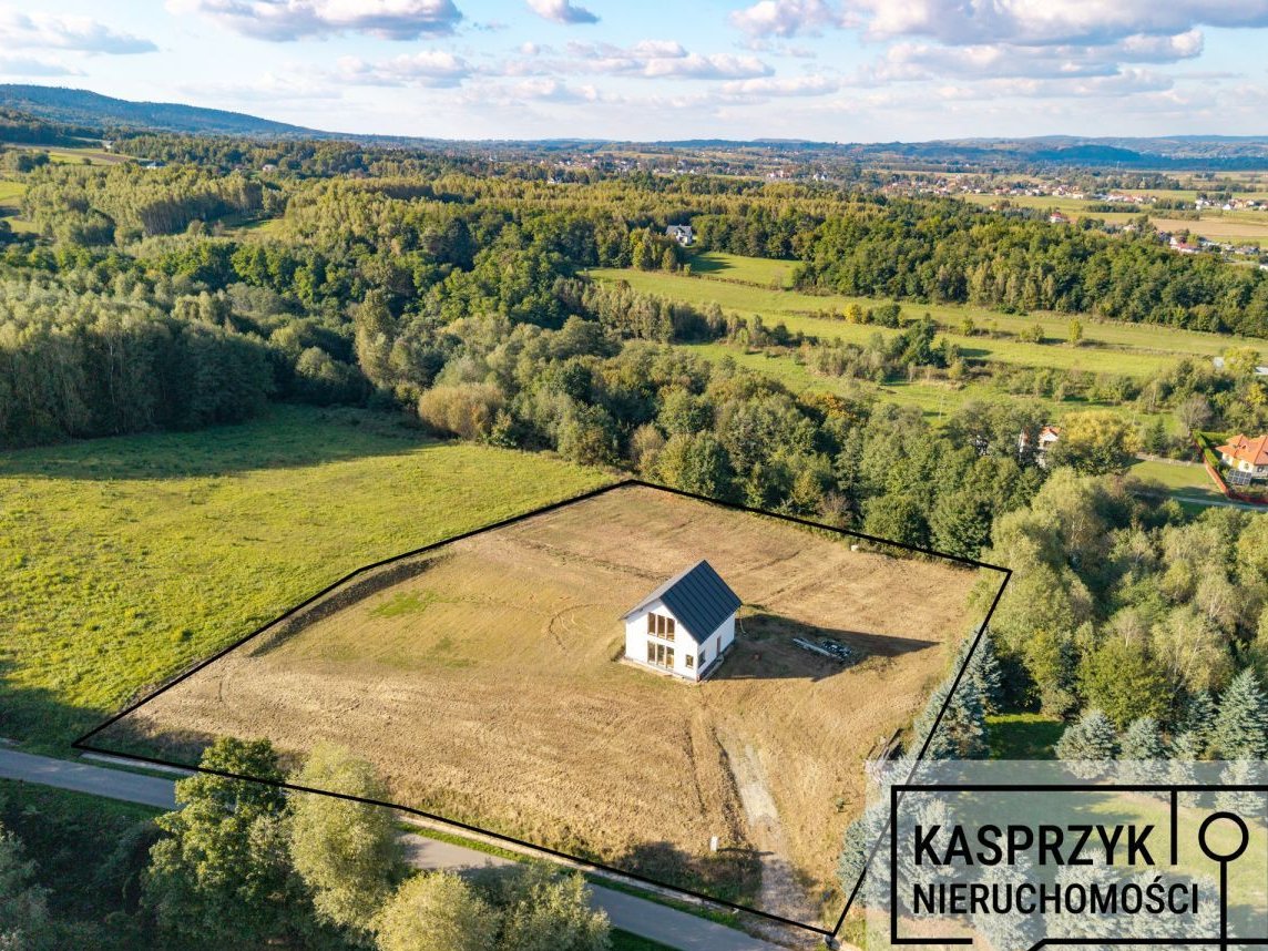 Duża działka z domem niskoenergetycznym.