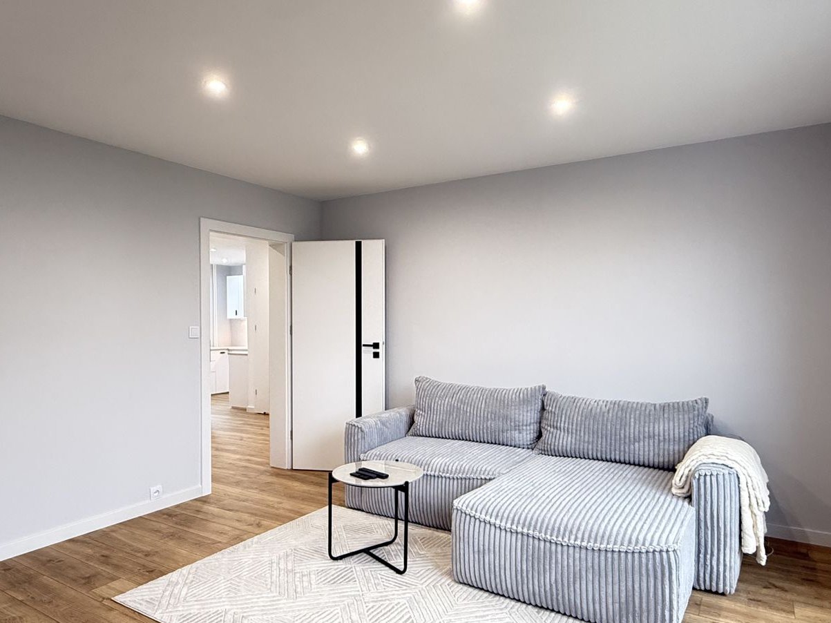 Mieszkanie po świeżym kapitalnym remoncie-3 pokoje.