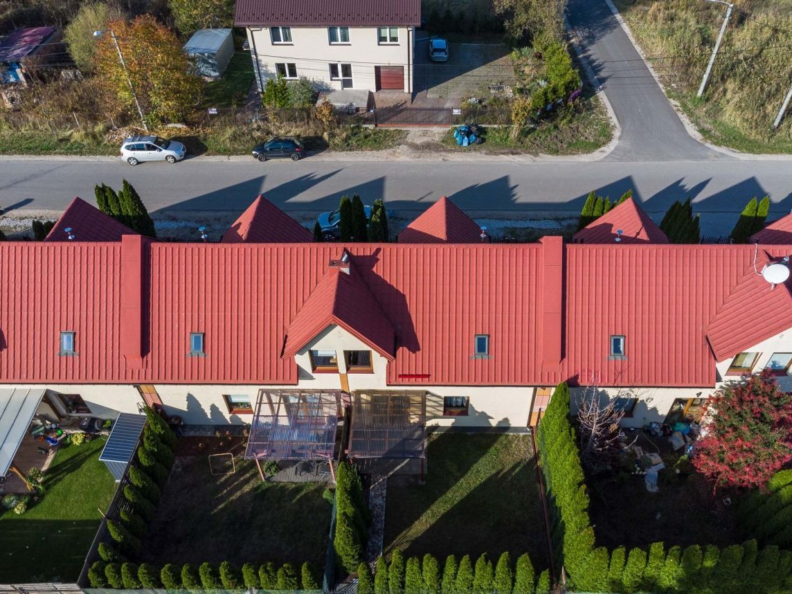 kominek i duży ogródek z altaną