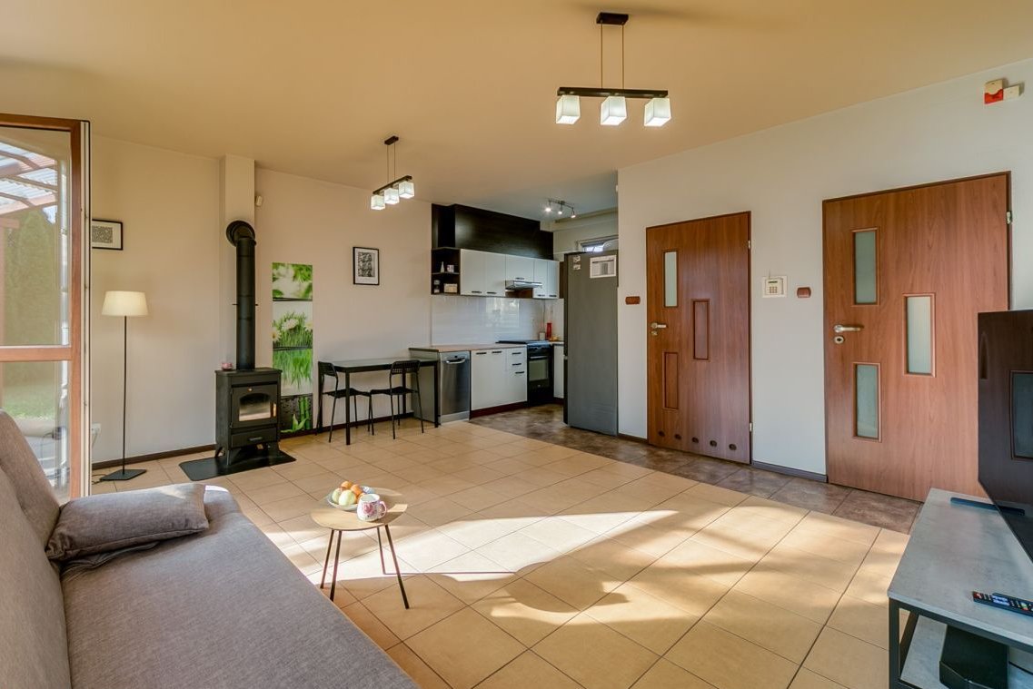 kominek i duży ogródek z altaną