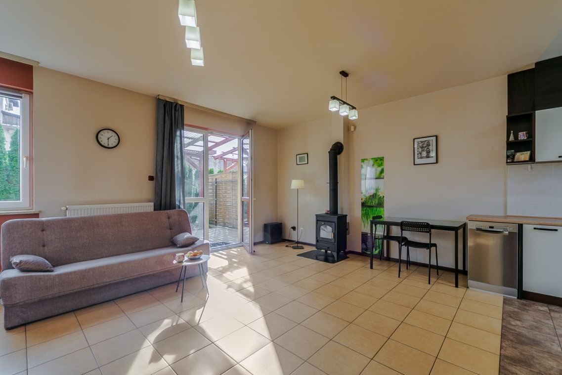 kominek i duży ogródek z altaną