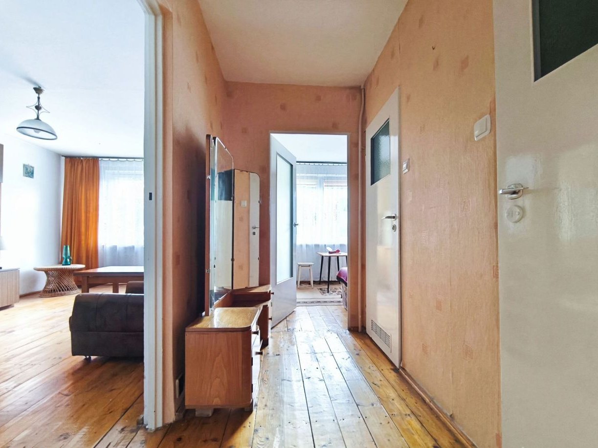 trzypokojowe z balkonem na pierwszym piętrze