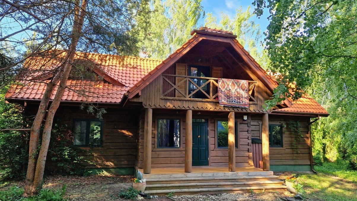 Wyjątkowy drewniany dom pod Warszawą