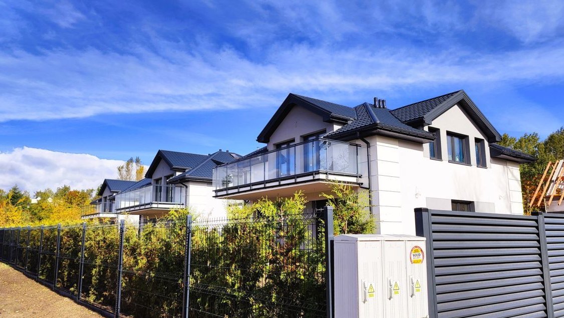 Nowoczesny bliźniak deweloperski na Rogach