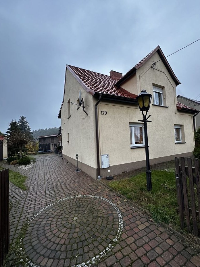 Przestronny dom pod Kościanem z opcją 2 mieszkań – świetna lokalizacja