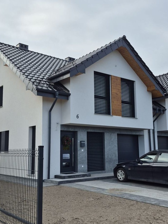 Kępa - Nowoczesny dom jednorodzinny w zabudowie szeregowej 141 m²
