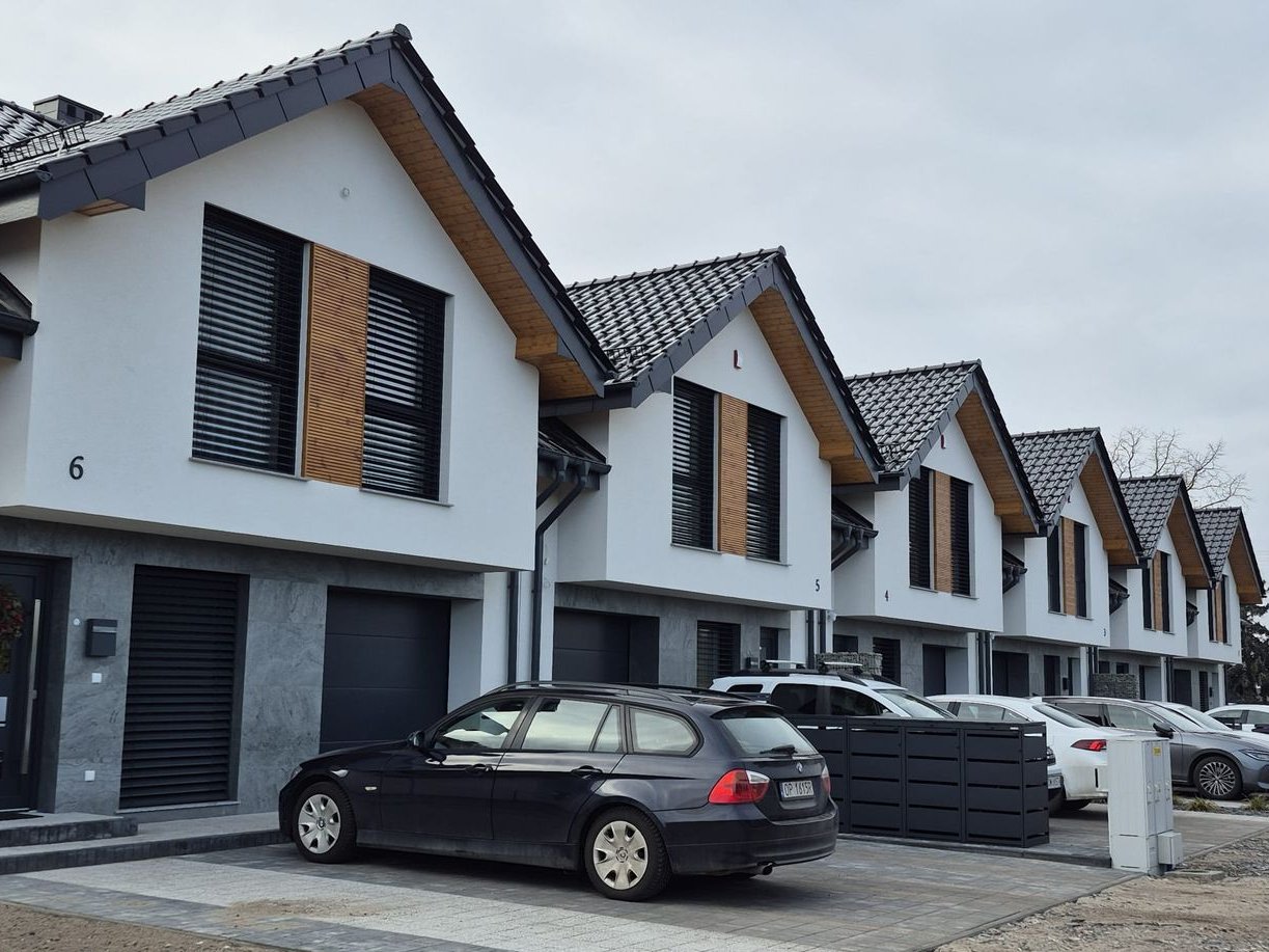 Kępa - Nowoczesny dom jednorodzinny w zabudowie szeregowej 141 m²