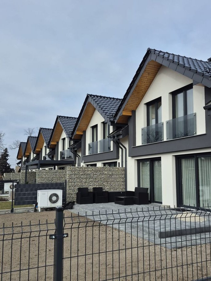 Kępa - Nowoczesny dom jednorodzinny w zabudowie szeregowej 141 m²