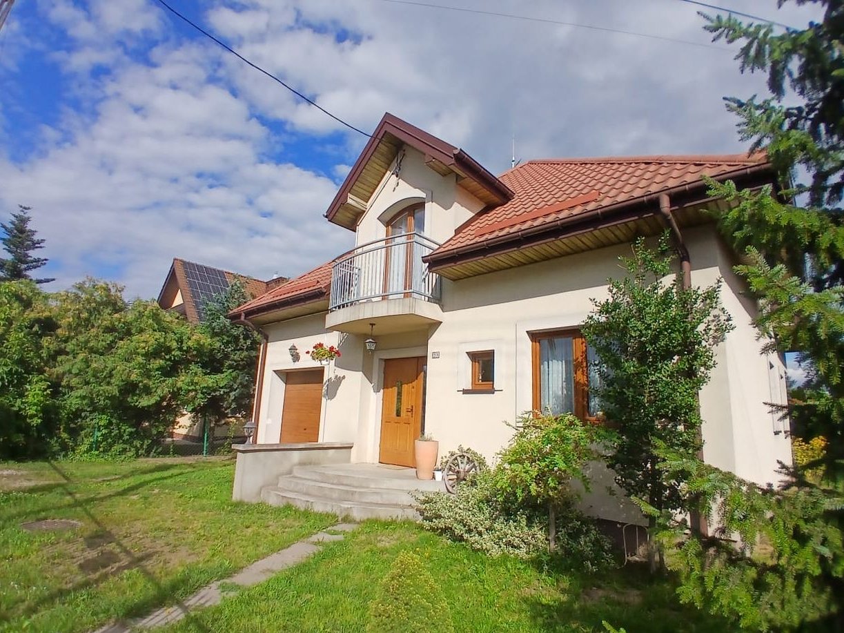 Dom wolnostojący z garażem w centralnym punkcie Łomianek. Okazja !