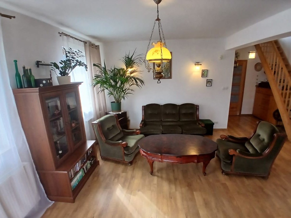 Dom wolnostojący z garażem w centralnym punkcie Łomianek. Okazja !