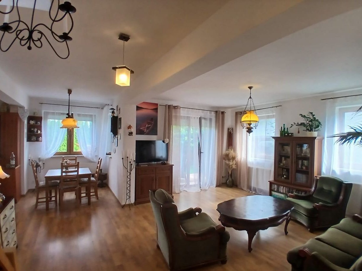 Dom wolnostojący z garażem w centralnym punkcie Łomianek. Okazja !