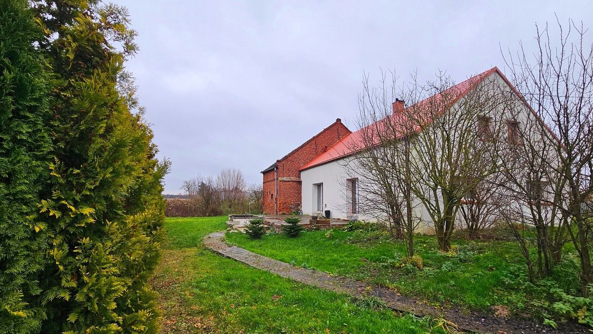 Na sprzedaż dom w Radzieszynie + działka ponad 24 ar. Cicha okolica.