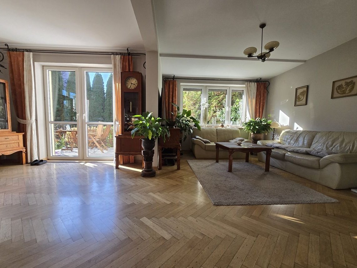 Skrajny segment w centrum miasta z dużą działką, 0%prowizji od kupują