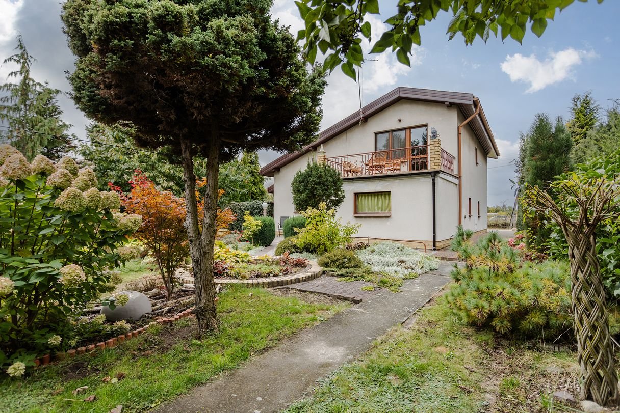 Uroczy dom jednorodzinny ze wspaniałym ogrodem i garażem