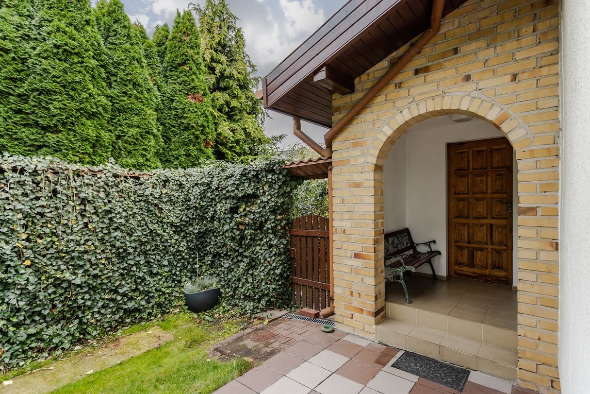 Uroczy dom jednorodzinny ze wspaniałym ogrodem i garażem