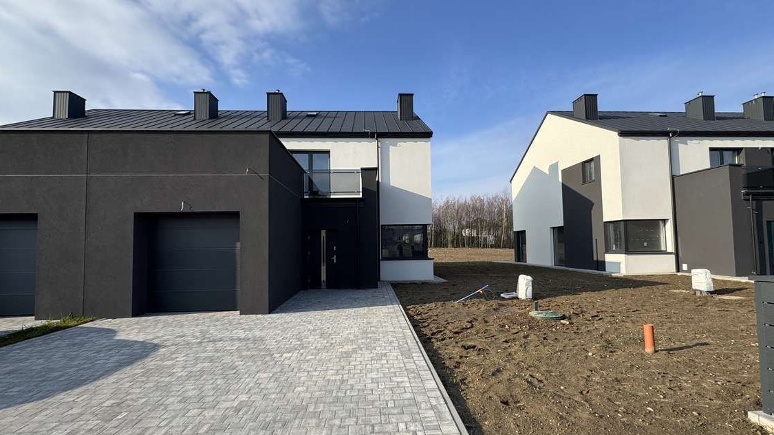 Nowe domy w Nowosolnej z furtką do lasu