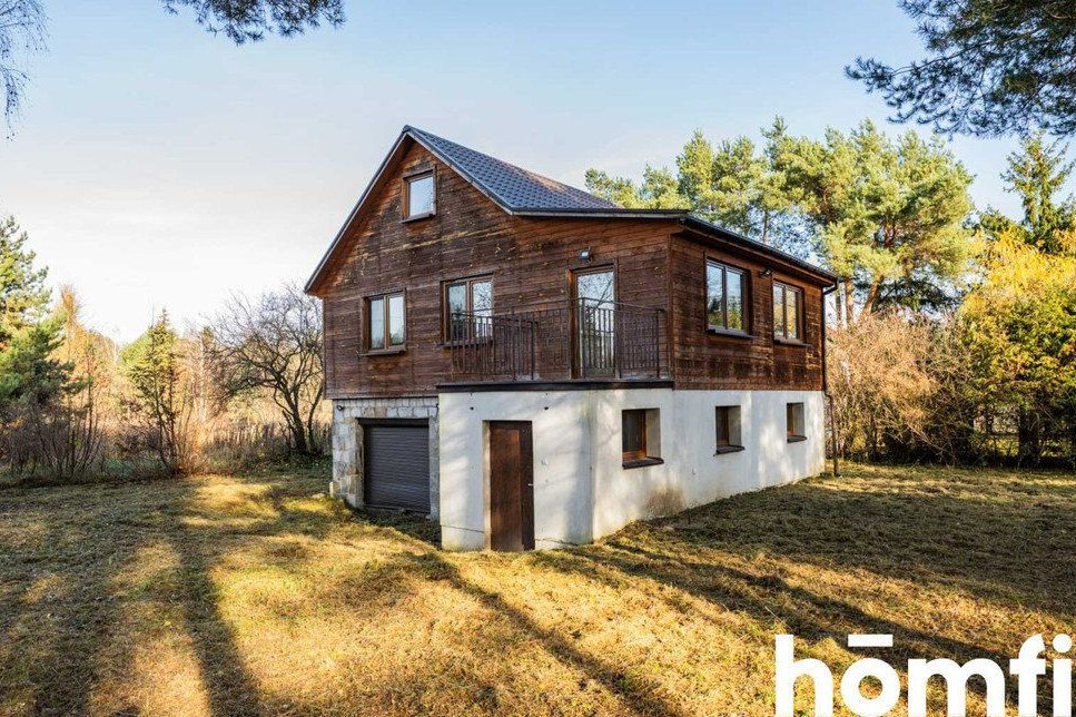 Dom w otoczeniu drzew