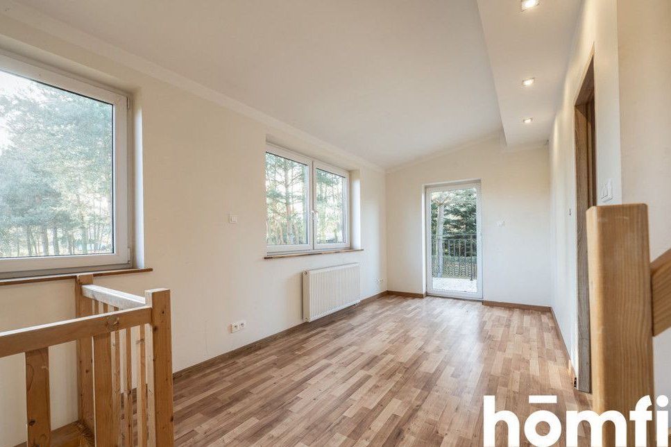 Dom w otoczeniu drzew