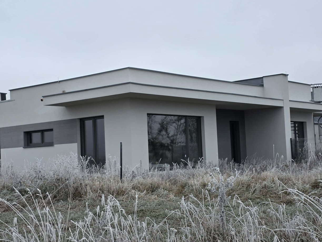 Dom 99m2, nowoczesna bryła, jezioro, Puszcza, ogród, taras na dachu