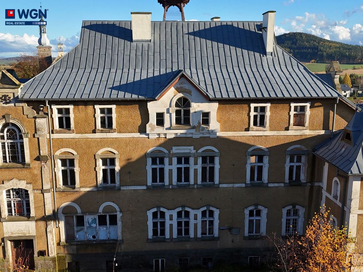 Zabytkowy pałac - dawny szpital - na sprzedaż.