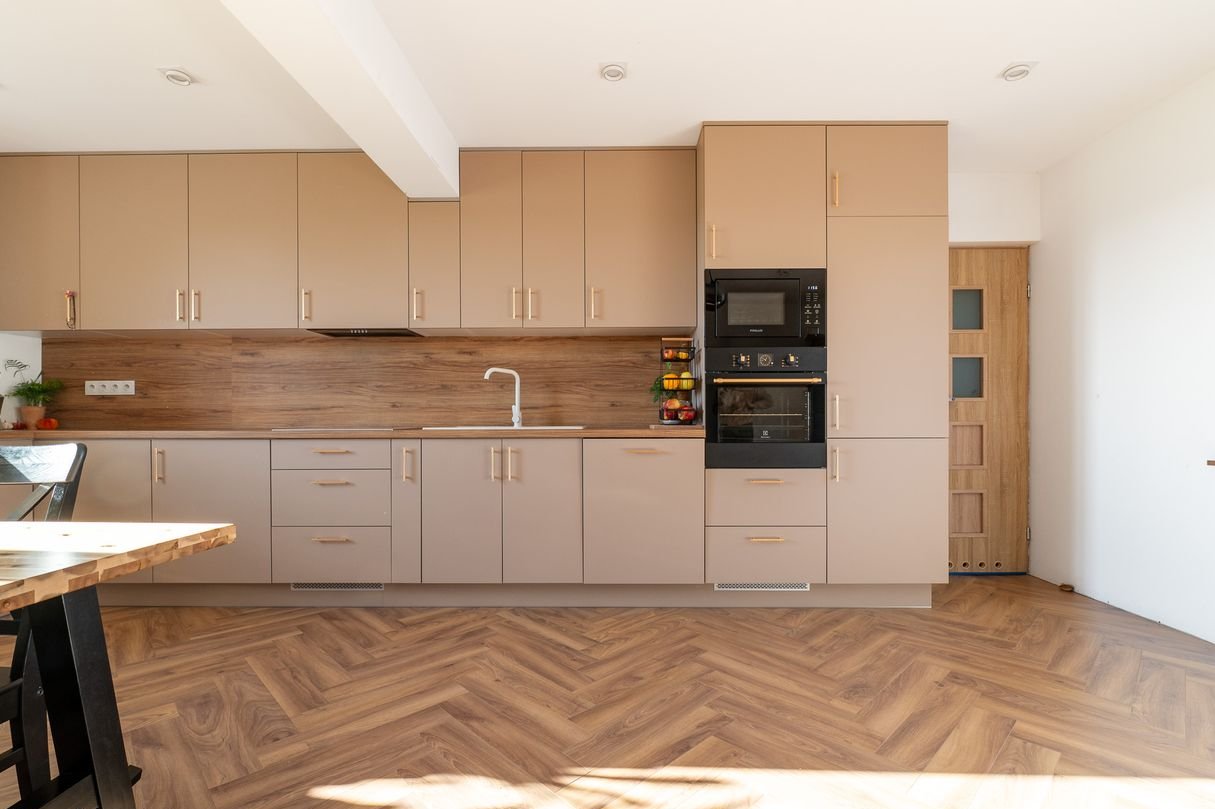 Dom po częściowym remoncie z obszernym zapleczem gospodarczym.