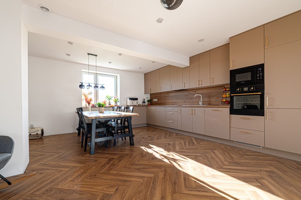 Dom po częściowym remoncie z obszernym zapleczem gospodarczym.