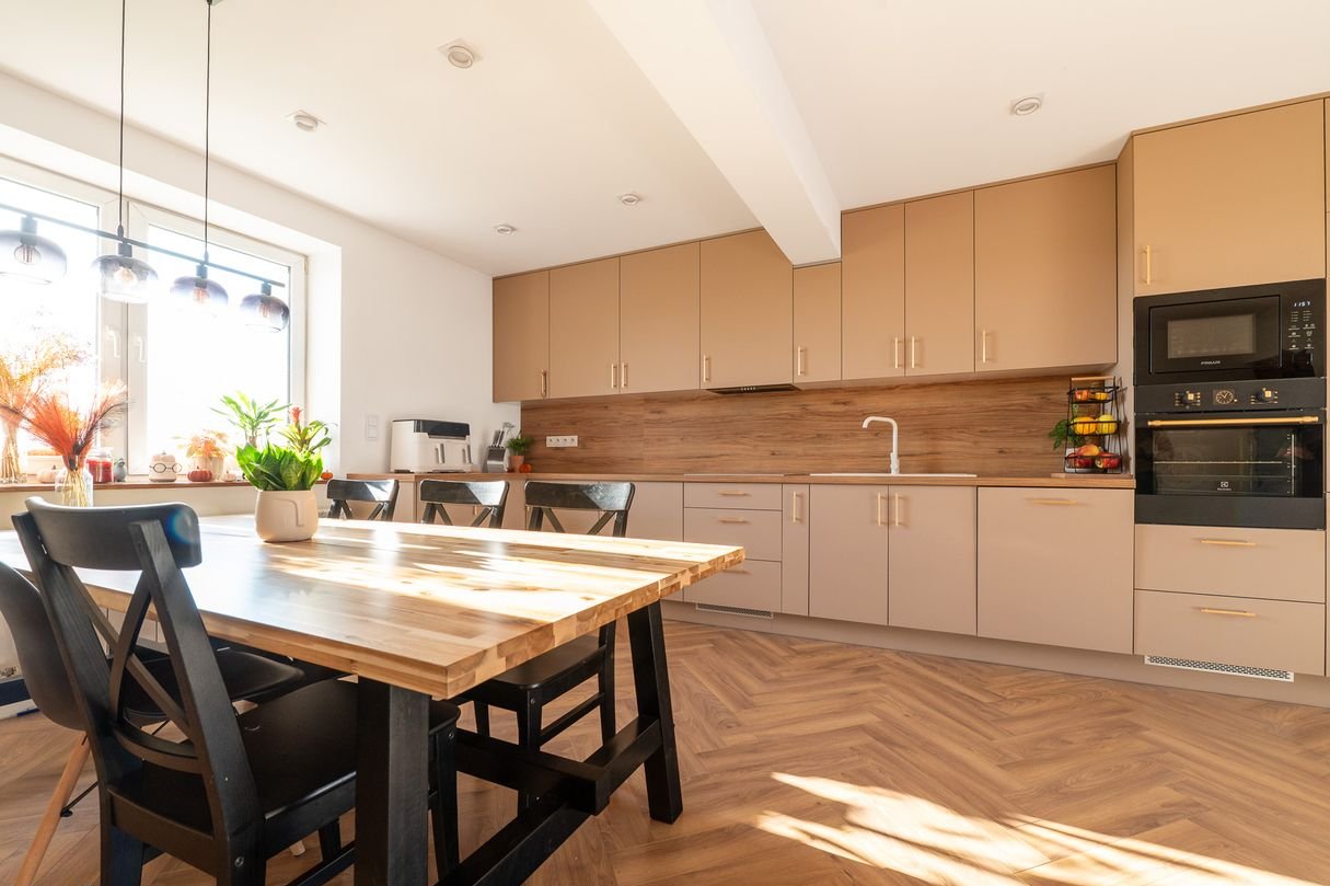 Dom po częściowym remoncie z obszernym zapleczem gospodarczym.