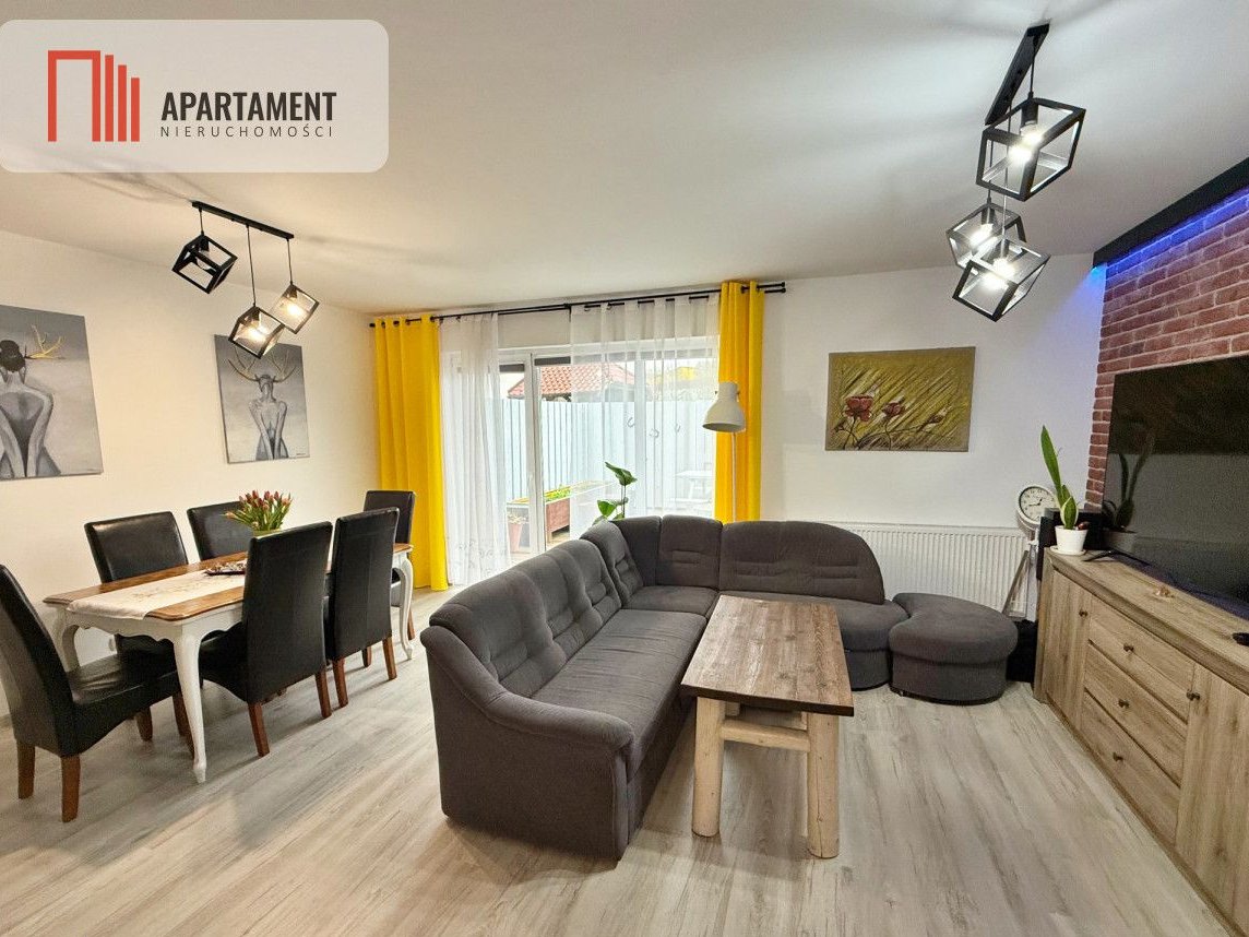 Nowoczesny dwupoziomowy segment z ogródkiem