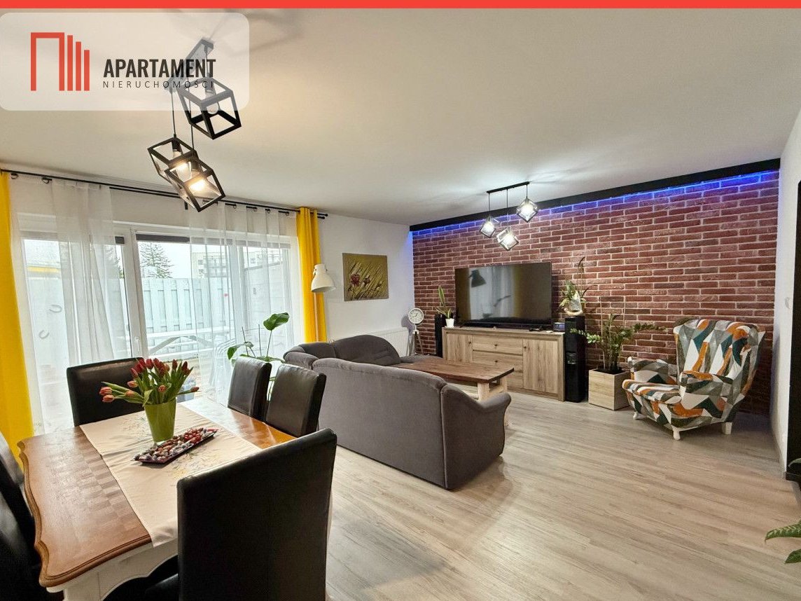 Nowoczesny dwupoziomowy segment z ogródkiem