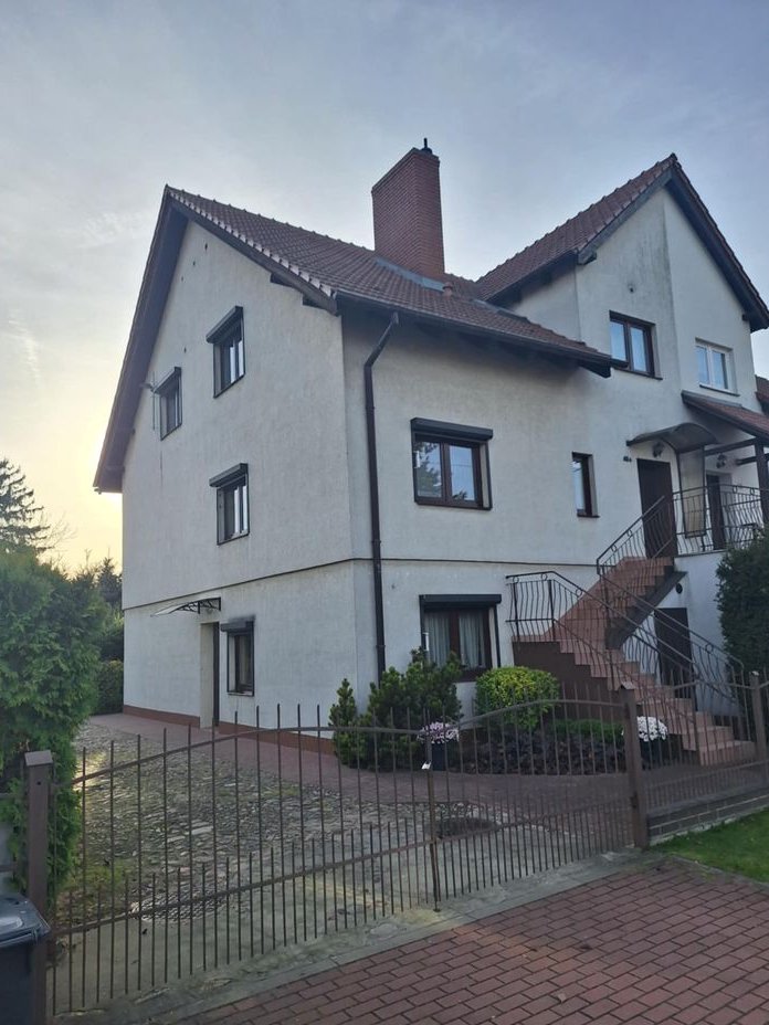 Dom w zabudowie bliźniaczej z dwoma niezależnymi mieszkaniami