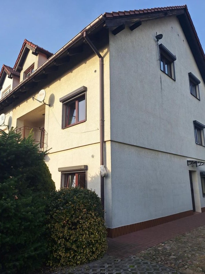 Dom w zabudowie bliźniaczej z dwoma niezależnymi mieszkaniami