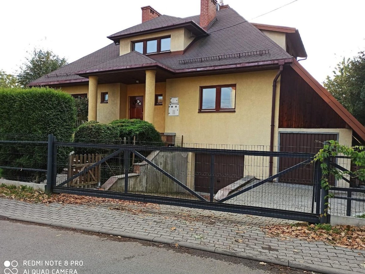 Dom z możliwościa zamieszkania dwóch rodzin