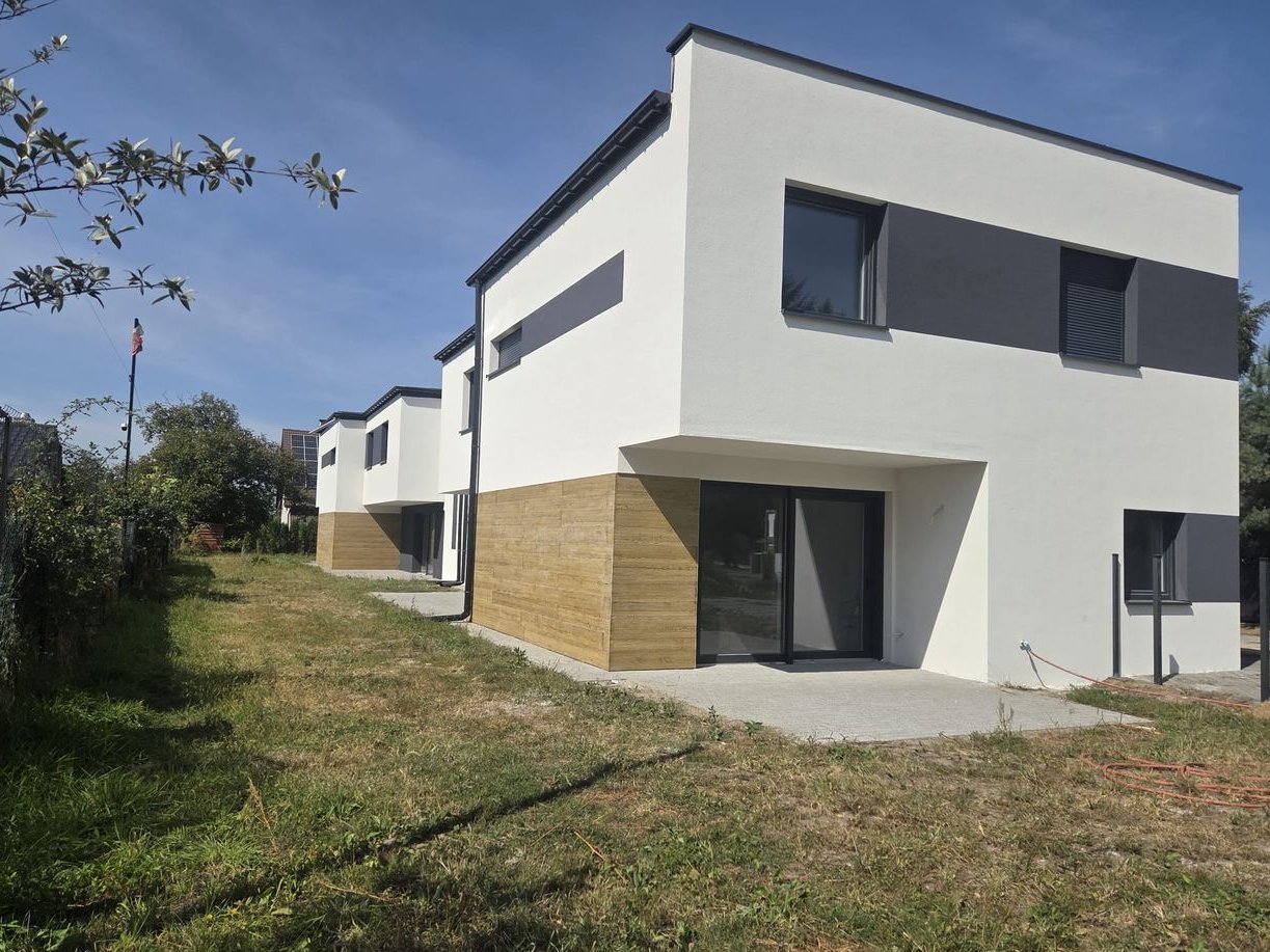 Skrajny segment / szereg z dużym ogródkiem w doskonałej lokalizacji!