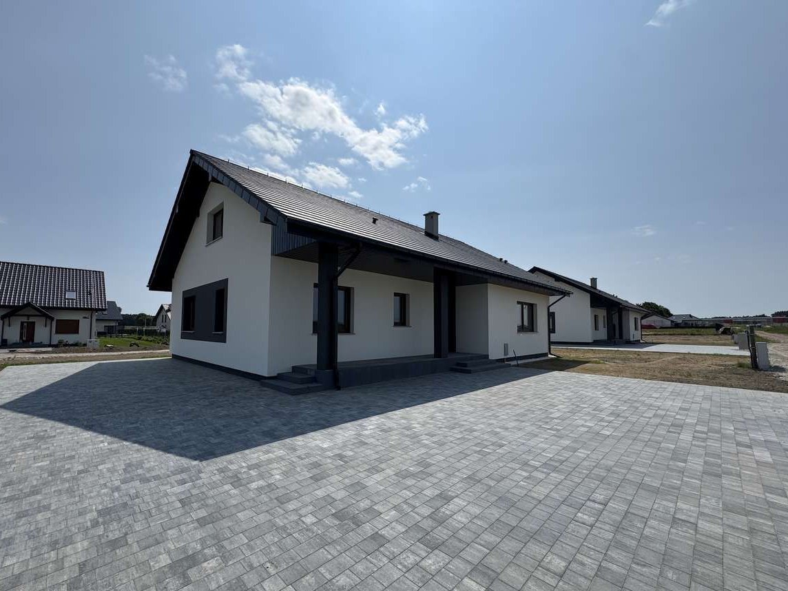 Nowy domy z ogromnym salonem i 3 sypialniami. Duża działka 10ar.
