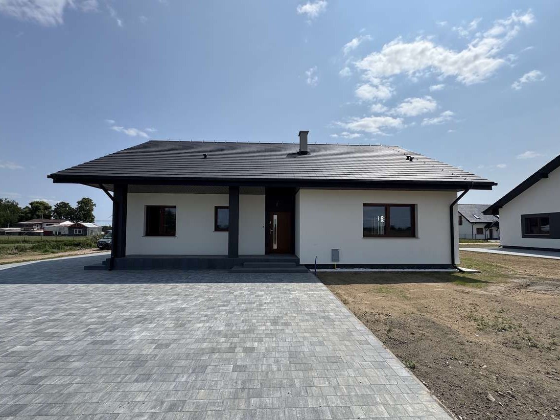 Nowy domy z ogromnym salonem i 3 sypialniami. Duża działka 10ar.