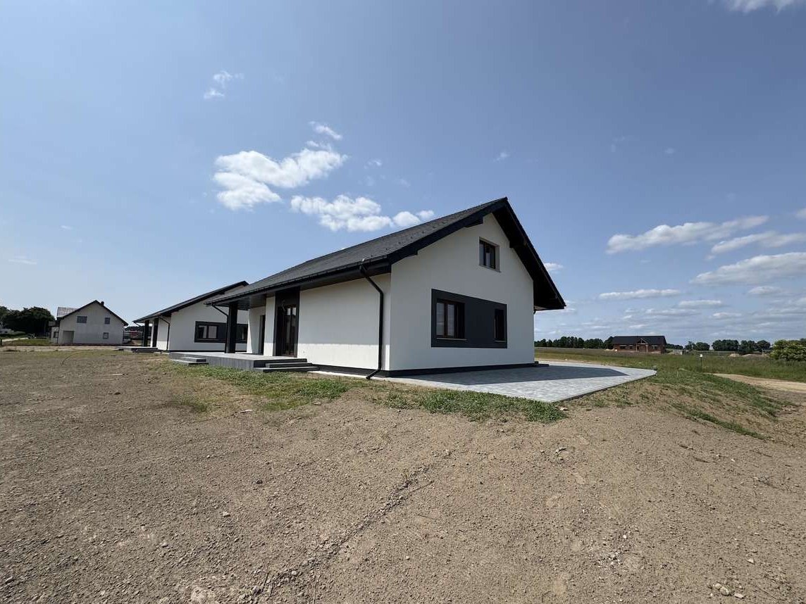 Nowy domy z ogromnym salonem i 3 sypialniami. Duża działka 10ar.