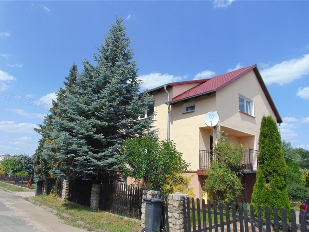 Atrakcyjny, 2 - lokalowy dom na zabudowanym osiedlu