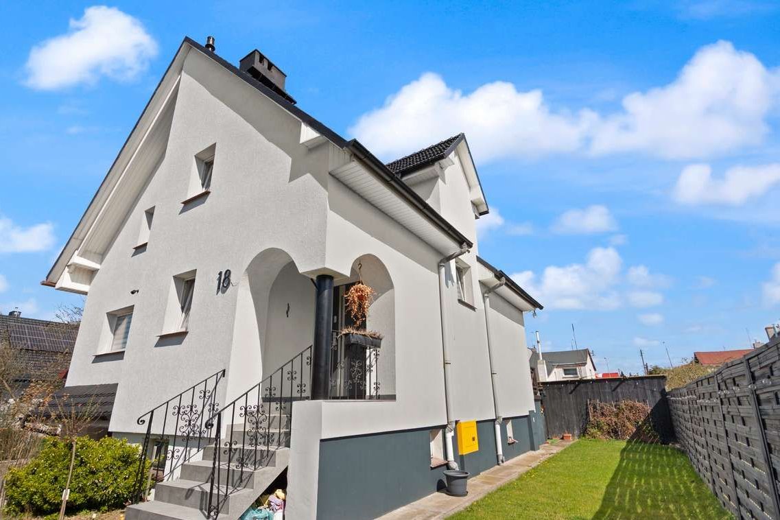 Duży dom wolnostojący 4 sypialnie + salon, garaż, piwnica, Maślice