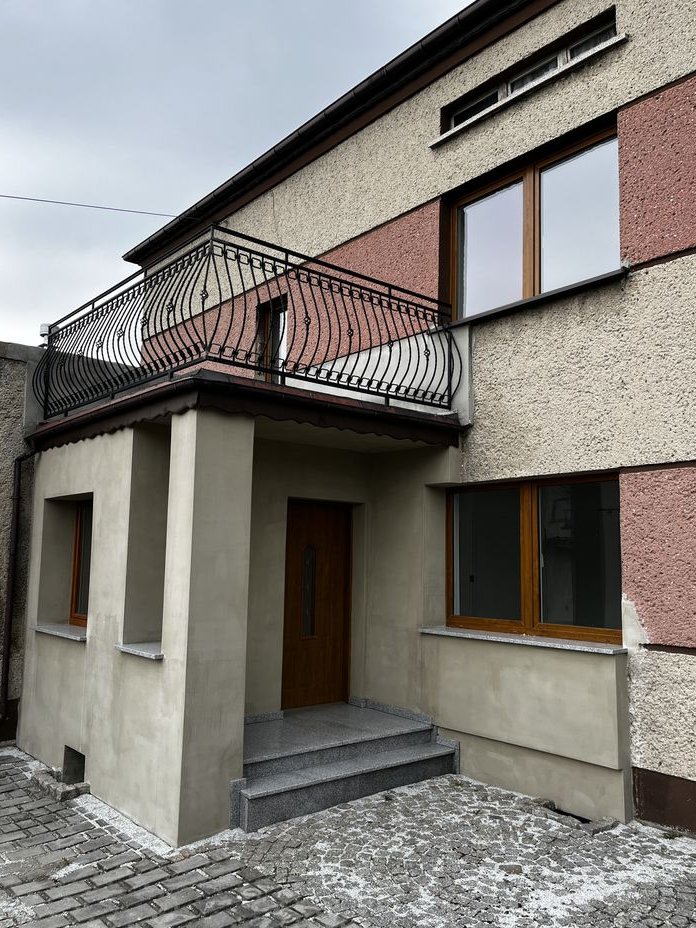 Sprzedam dom piętrowy i ogrodem-gotowy do zmieszkania