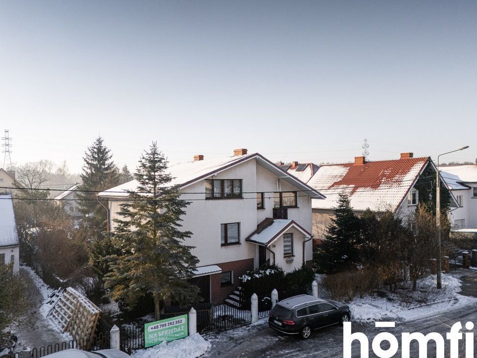 Wielopoziomowy dom z ogrodem i garażem – Mniszek