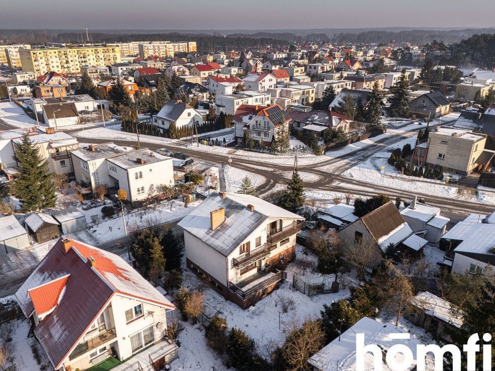 Wielopoziomowy dom z ogrodem i garażem – Mniszek