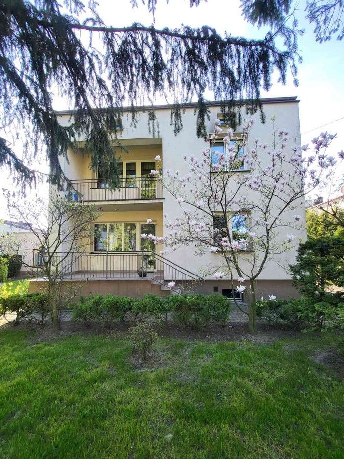 Dom typu kostka na dużej działce