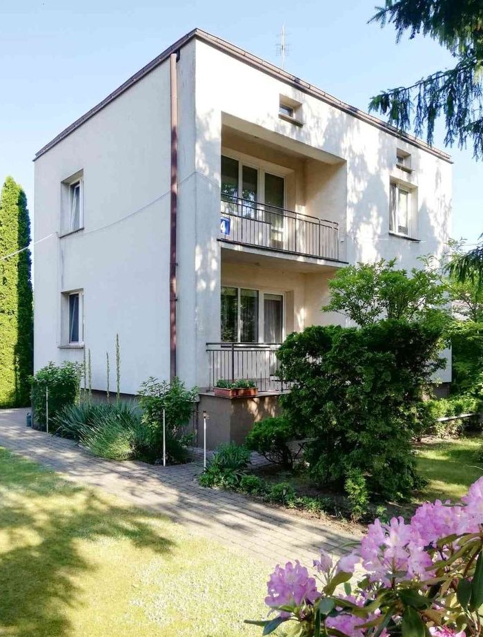 Dom typu kostka na dużej działce