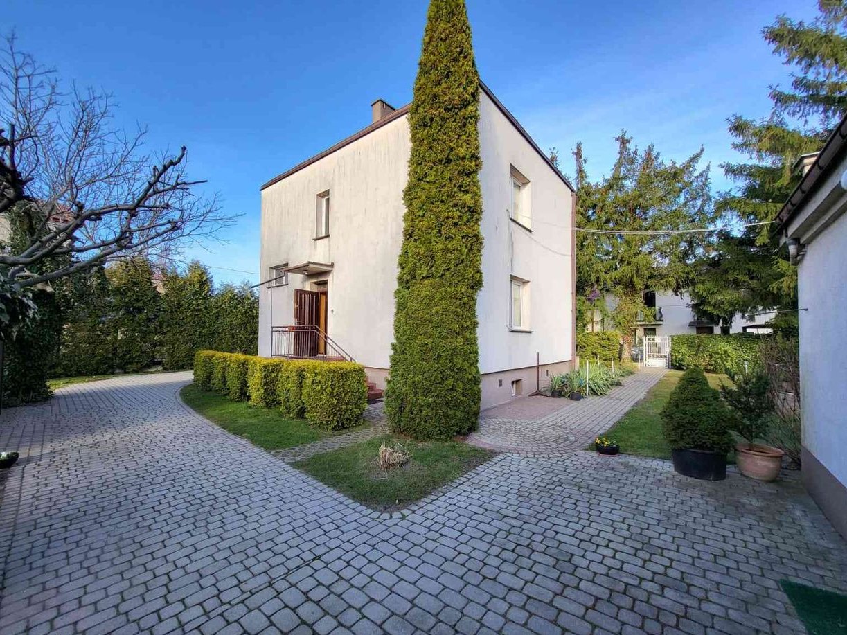 Dom typu kostka na dużej działce