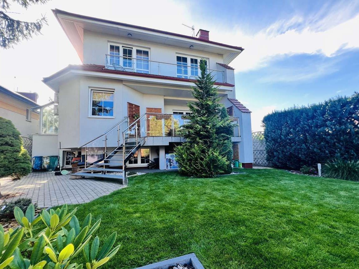 Duży dom gotowy do zamieszkania. Prywatna siłownia, ogród zimowy!!!