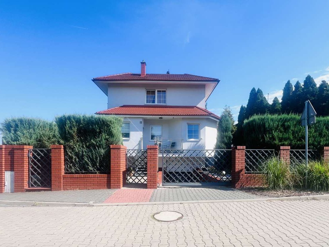 Duży dom gotowy do zamieszkania. Prywatna siłownia, ogród zimowy!!!