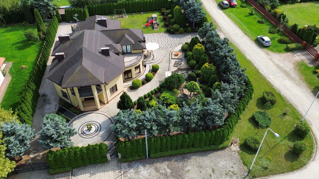 Przestronny dom o pow. 386 m² idealny dla rodzin i przedsiębiorców!