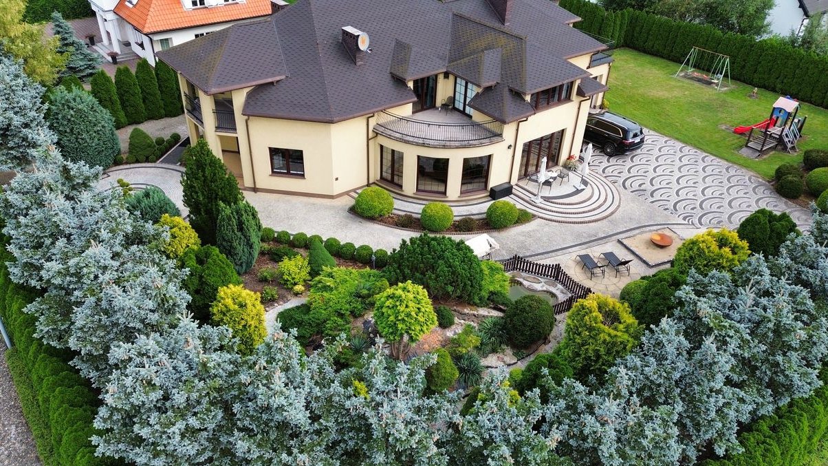 Przestronny dom o pow. 386 m² idealny dla rodzin i przedsiębiorców!