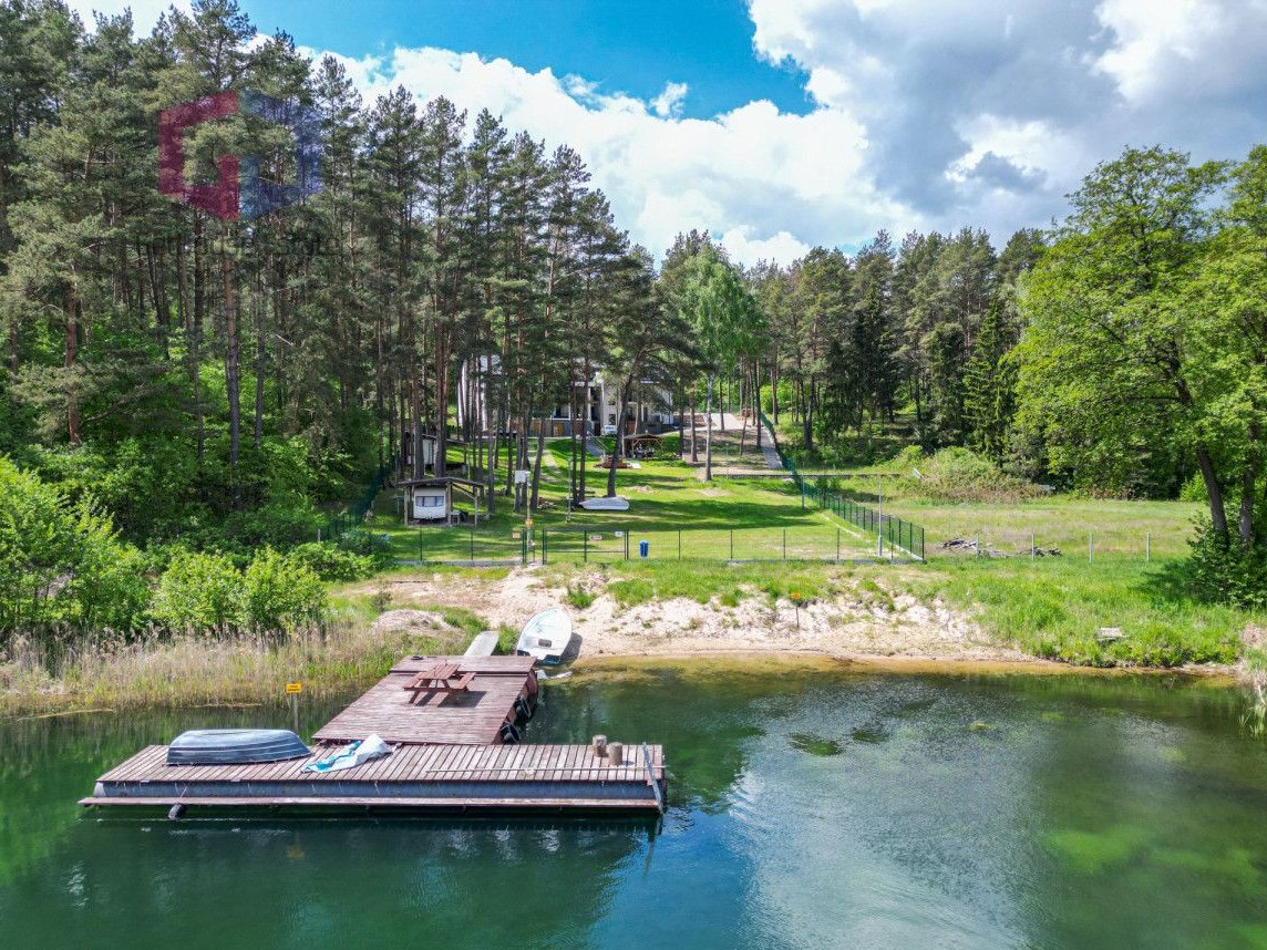 Dom w lesie z własną plażą nad jeziorem Świętajno