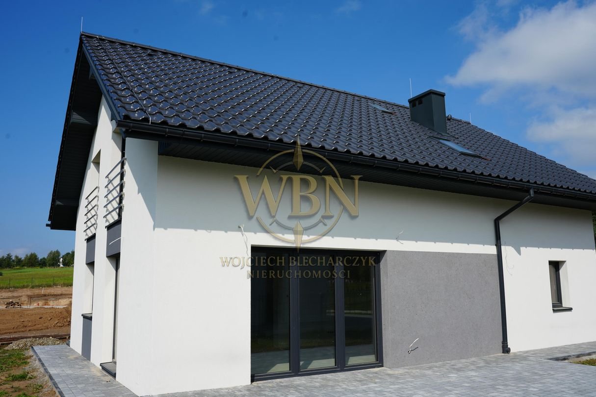 Dom z 8 arową Dzałką, Garażem, Dużym Salonem!